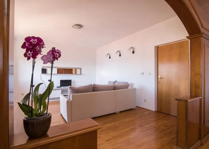 Josipa アパート トロギール